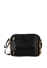 Bolso cruzado de color negro con estampado de leopardo, con un exterior de nailon, herrajes dorados, un bolsillo con cremallera y una correa ajustable. Presenta un detalle con el logo.
