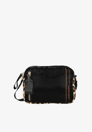 Bolso cruzado de color negro con estampado de leopardo, con un exterior de nailon, herrajes dorados, un bolsillo con cremallera y una correa ajustable. Presenta un detalle con el logo.