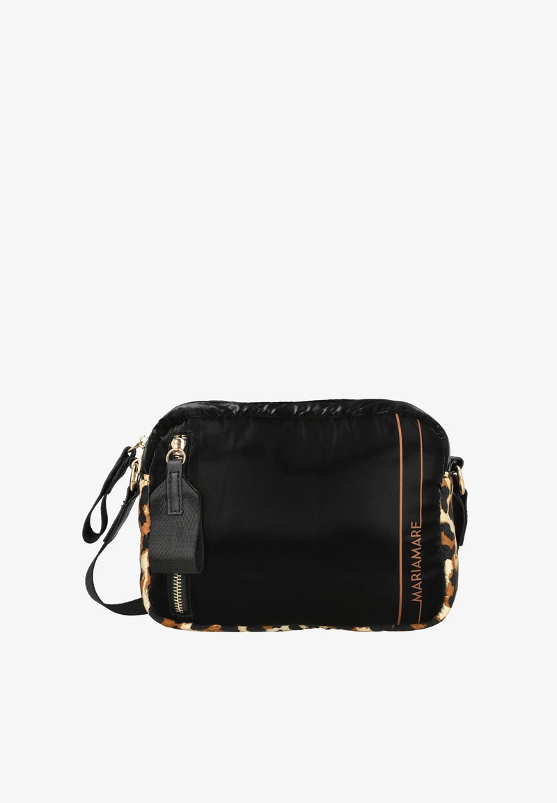 Bolso cruzado de color negro con estampado de leopardo, con un exterior de nailon, herrajes dorados, un bolsillo con cremallera y una correa ajustable. Presenta un detalle con el logo.