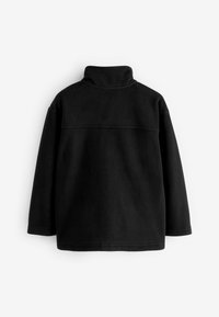 Schwarzer Fleece-Pullover mit hohem Kragen, der eine horizontale Naht im oberen Rückenbereich und lange Ärmel mit feinen Nähdetails aufweist.