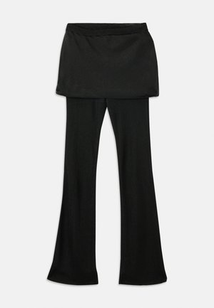 Juodos, į apačią platėjančios kelnės su dryžuotu faktūra, ant juosmens turi glaustą sijono įdėklą. Sukurtos aptakiam siluetui su lygiu paviršiumi.