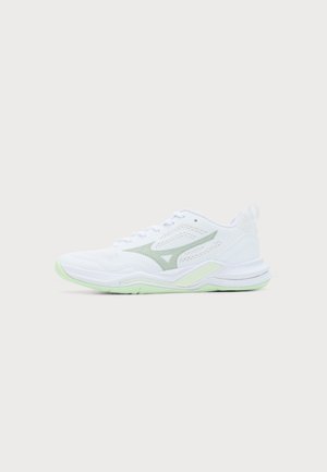 Chaussure de sport blanche avec semelle et logo vert clair, design à lacets et dessus en mesh respirant, vue de profil latéral.