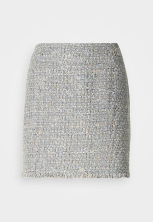 Grauer und beigefarbener, gewebter Tweed-Minirock mit geradem Schnitt und Fransen am Saum vor weißem Hintergrund.