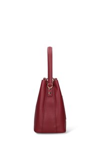 Borsa a mano in pelle rossa con texture, manico singolo superiore e hardware color oro, vista laterale su sfondo bianco.