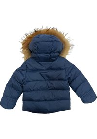 Giacca puffer blu navy con cappuccio rifinito in pelliccia sintetica, design trapuntato e polsini elasticizzati. Il tessuto è liscio e lucido.