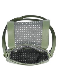 Grüne Leder-Schultertasche mit einem gemusterten grauen Innenraum. Verfügt über einen Klappenverschluss, einen verstellbaren Riemen und eine glatte Außenoberfläche.