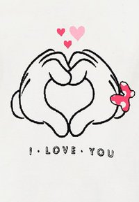Grafica di due mani contornate in nero che formano una forma a cuore, con cuori rosa sopra e il testo "TI AMO" sotto su uno sfondo bianco.