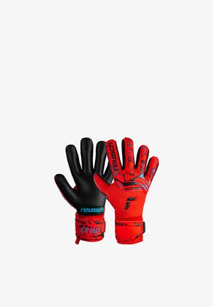 Coppia di guanti da portiere Reusch rossi e neri, con loghi del marchio e cinturini da polso regolabili con dettagli stampati.
