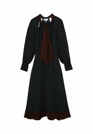 Zwarte midi-jurk met lange mouwen, bruine kraag, manchetten, zoom en een striksluiting bij de hals, op een witte effen achtergrond.