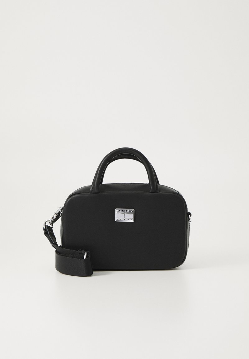 Schwarze rechteckige Handtasche aus strukturiertem Material. Verfügt über zwei obere Griffe, einen abnehmbaren Schulterriemen und ein metallisches Logoschild.