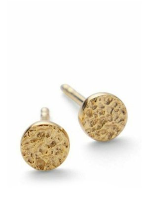 Cercei mici rotunzi din aur cu suprafață texturată ciocănită și tije drepte pentru urechi găurite.