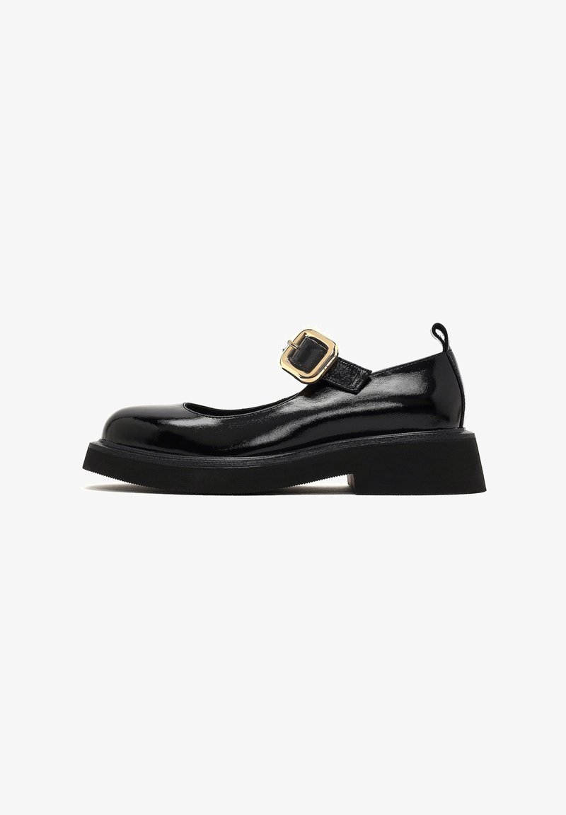 Schwarze lackierte Leder-Mary-Jane-Schuhe mit einem niedrigen, quadratischen Absatz, runder Spitze und einem dünnen verstellbaren Riemen mit einem goldenen Schnallenakzent.