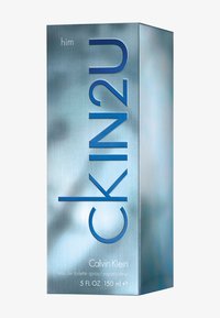 La boîte du parfum Calvin Klein CK IN2U pour homme présente une finition métallique bleu brossé avec un texte bleu en évidence et des détails blancs, offrant un design moderne.