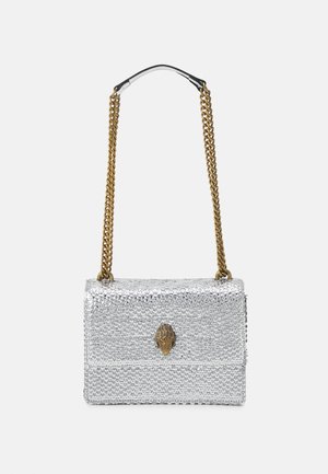 Kleine rechteckige silberne Paillettenhandtasche mit goldener Kette und goldfarbenem, vogelähnlichem Verschluss auf der Vorderklappe.