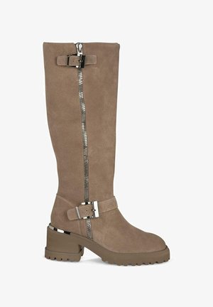 Kozaki sięgające za kolano w kolorze taupe z zamszu, na masywnym obcasie, z bocznym zamkiem i metalowymi klamrami. Teksturowane wykończenie i podeszwa z bieżnikiem dla lepszej przyczepności.