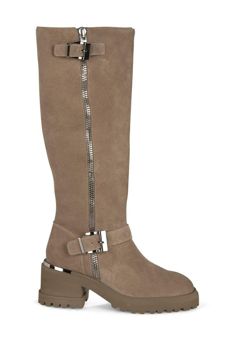 Botas de ante taupe hasta la rodilla con un tacón grueso, cremallera lateral y acentos metálicos de hebilla. Acabado texturizado y suela con tacos para mayor tracción.