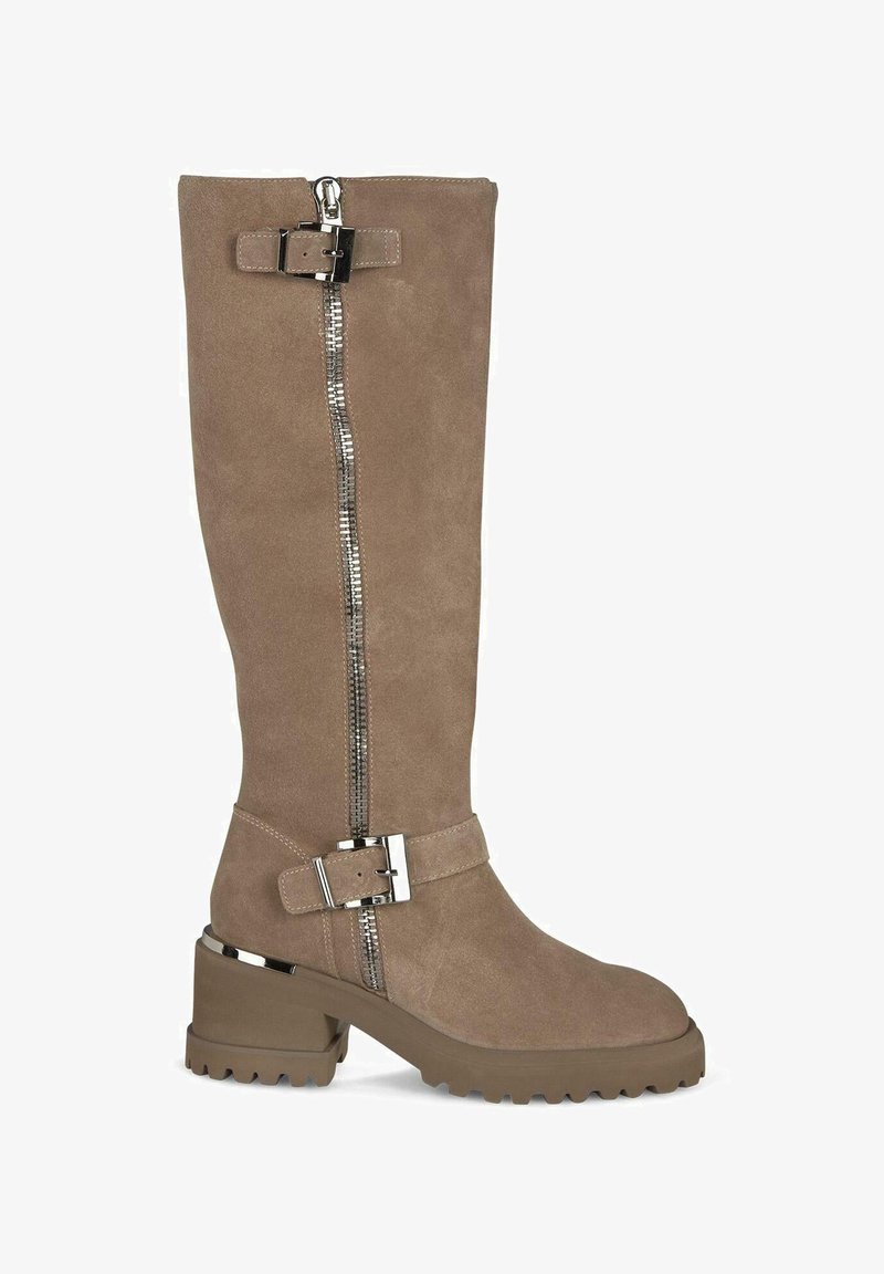 Botas de ante taupe hasta la rodilla con un tacón grueso, cremallera lateral y acentos metálicos de hebilla. Acabado texturizado y suela con tacos para mayor tracción.