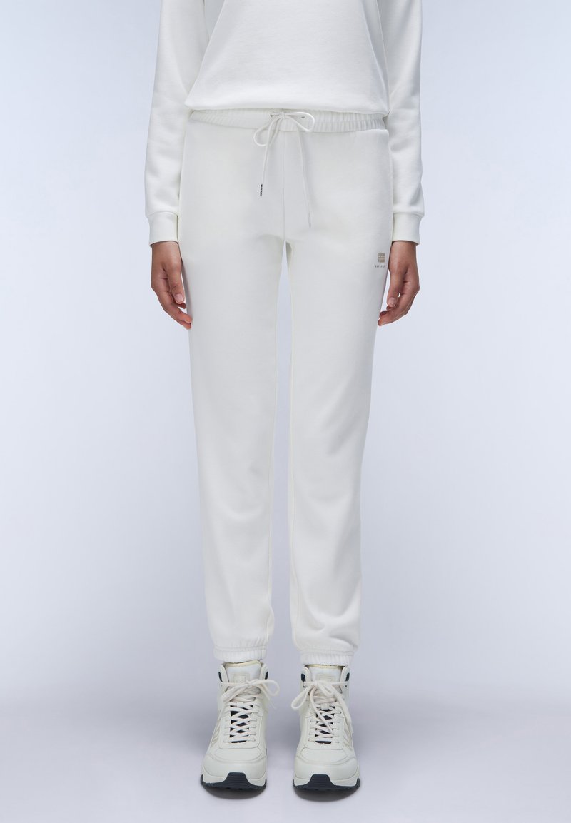 Witte sweatpants van zacht materiaal, met een elastische tailleband met trekkoord, geborduurde enkels en een subtiele merkdetail.