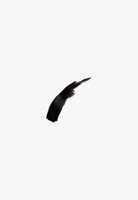 Trazo de pintura negra sobre un fondo blanco, con una aplicación texturizada y diagonal de grosor variable. Sin patrones o acentos distintos.