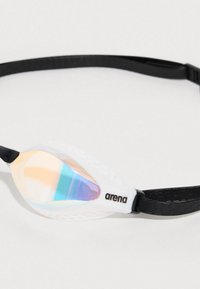 Κολυμβητικά γυαλιά με διάφανο ιριδίζον φακό, λευκό σώμα και μαύρο λουράκι με υφή. Διαθέτουν το όνομα της μάρκας "arena" στο πλάι.