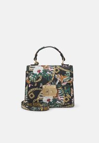 Kompaktowa torebka z żywym kwiatowym i zwierzęcym wzorem na czarnym tle, wyposażona w złote zapięcie i odpinany pasek na ramię.