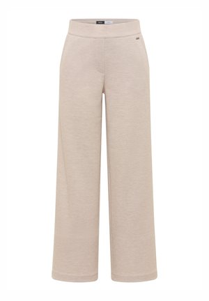 Beiga vida byxor i mjukt tyg med bred midjerem, diskreta söm-detaljer och en liten logotyp på sidan.