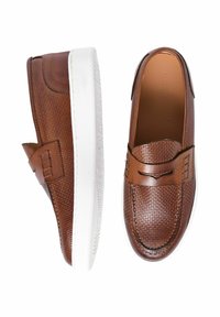 Mocassini in pelle intrecciata marrone con suola in gomma bianca, caratterizzati da una fascia decorativa e dettagli di cucitura. Finitura interna liscia.