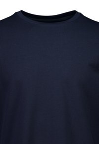 Tummansinisestä puuvillasta valmistettu t-paita, jossa on pyöreä pääntie, sileä pinta ja lyhyet hihat. Ei kuvioita tai näkyviä varusteita.