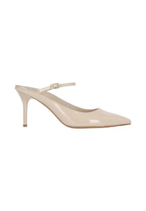 Beige lakleren slingback pump met een spitse neus en een stiletto hak van gemiddelde hoogte, voorzien van een dun verstelbaar enkelbandje met gesp.