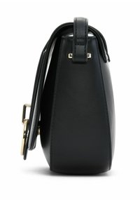 Czarna skórzana torebka o prostokątnym kształcie, z górnym uchwytem i odpinanym paskiem na ramię. Złote okucia dodają elegancji.