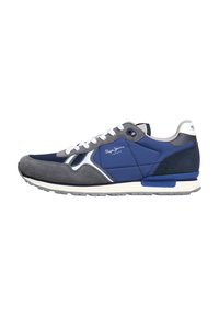 Férfi sneaker, amely tengerészkék velúrból és hálós anyagból készült, fehér fűzőkkel, szürke részletekkel és fehér talppal.