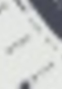 Verschwommene gedruckte Materialien mit schwarzem Text auf weißem Hintergrund, die verschiedene Linien und Formen zeigen und ein Dokument oder ein Schild anzeigen.