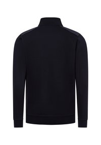 Schwarzer Baumwollpullover mit hohem Kragen. Verfügt über lange Ärmel und kontrastierende Schulterakzente. Glatte Textur mit taillierter Silhouette.