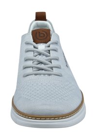 Hellgraue gestrickte Sneaker mit glatter Textur, brauner Lederakzent an der Zunge, weißer Sohle und runden Schnürsenkeln.