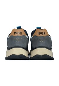 Sneakers in suede grigia e rete con suole beige, caratterizzati da accenti blu, un tassello in pelle sul tallone e il numero "1968" impresso sul retro.