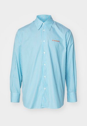 Camisa de manga larga azul claro con estrechas rayas blancas, cuello abotonado y un bordado rojo de "BLUEMARBLE" en el lado izquierdo.
