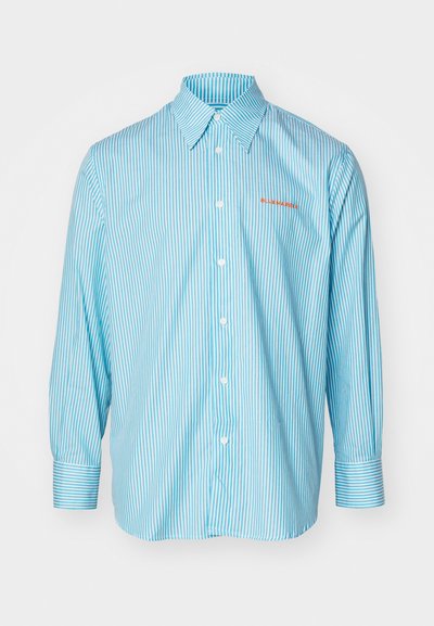 Camisa de manga larga azul claro con estrechas rayas blancas, cuello abotonado y un bordado rojo de "BLUEMARBLE" en el lado izquierdo.