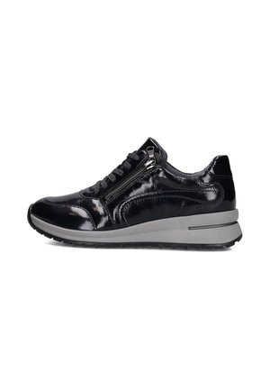 Zwarte glanzende leren sneaker met grijze sleehakzool, veters aan de voorkant en rits aan de zijkant, getoond vanaf de buitenkant op een witte achtergrond.