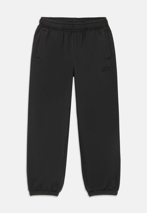 Melni flīsa sporta bikses ar elastīgu jostu un piedurknēm, sānu kabatām un smalku "GAP" logotipu kreisajā augšstilbā.
