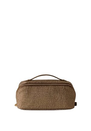 Borsa da toilette marrone testurizzata con zip superiore e manico, forma rettangolare, su sfondo bianco.