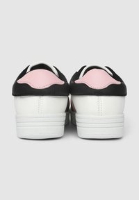 Czarne sneakersy z różowymi skórzanymi akcentami, białymi gumowymi podeszwami, gładką fakturą i zaokrąglonym tyłem. Charakteryzują się minimalnym przeszyciem i eleganckim designem.