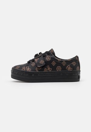 Czarny niski sneaker z brązowym geometrycznym wzorem i logo, gruba podeszwa, sznurowany z dodatkowym paskiem na klamrę.