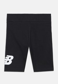 Zwarte sportshorts tot de knie met een brede tailleband en een wit gestileerd "NB" logo op het linker onderbeen.