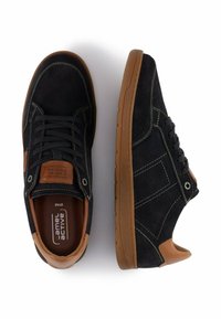 Zwarte nubuck sneakers met contrasterende bruine accenten, textuurveters en een rubberen zool. Voorzien van witte stiksels en een merklabel.