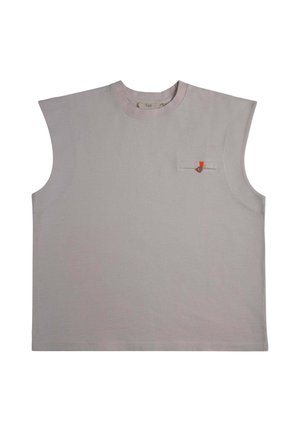 Chemise sans manches gris clair avec col rond et petite poche boutonnée sur la poitrine gauche avec un onglet rouge.