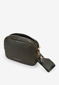 Bolso de piel verde oliva tipo bandolera con cierre de cremallera, herrajes en tono dorado y correa desmontable con un acento estampado.