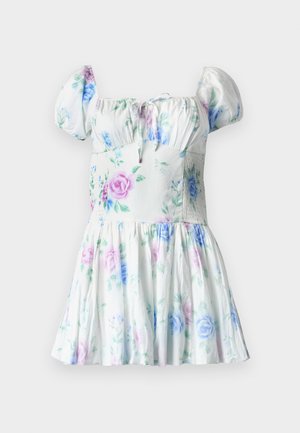 Kvetinové šaty s naberanými rukávmi, biela tkanina, pastelové ruže a listy, zbieraná sukňa, plisovaná sukňa, ľahký materiál.