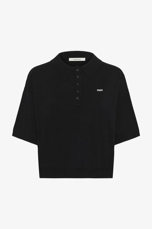 Polo nera con scollo a collo, maniche corte, patta con cinque bottoni e piccolo logo ricamato sul petto. Tessuto dalla trama liscia.