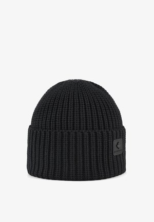 Berretto di maglia nera con texture a coste, dotato di risvolto pieghevole e una piccola etichetta nera con logo sul lato.