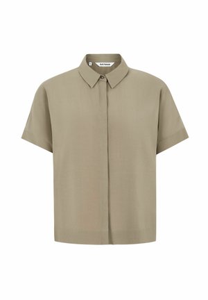 Lühikeste varrukatega särk tuhmist oliivrohelisest toonist, klassikalise krae, nööpide rivi ja sileda, pehme tekstuuriga, sirge lõikega.